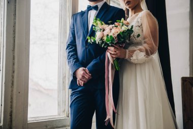 Düğündeki Rus geleneklerinden biri yeni evlilerle bir somun ekmekle tanışmaktır.