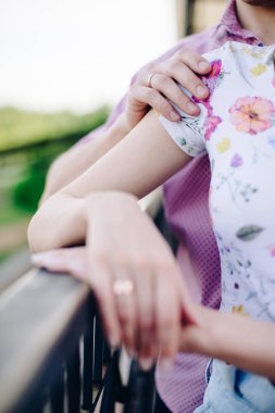 Düğündeki Rus geleneklerinden biri yeni evlilerle bir somun ekmekle tanışmaktır.