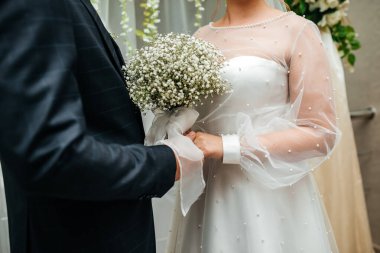 Düğündeki Rus geleneklerinden biri yeni evlilerle bir somun ekmekle tanışmaktır.