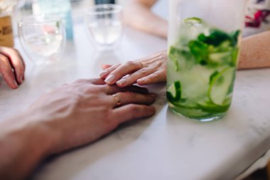 Düğündeki Rus geleneklerinden biri yeni evlilerle bir somun ekmekle tanışmaktır.