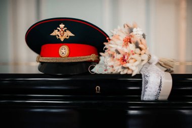 Alyanslar gelinin buketinin yanında duruyor.