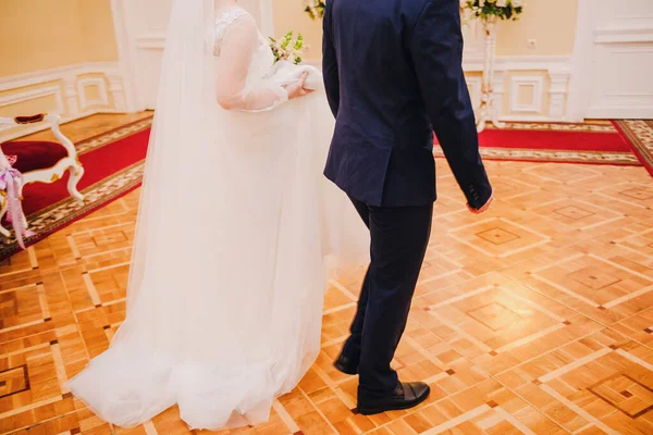 結婚式でのロシアの伝統の一つは新婚夫婦にパンを渡すことです — ストック写真