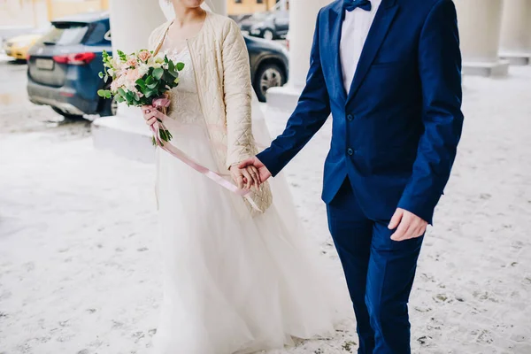 Een Van Russische Tradities Bruiloft Pasgetrouwden Ontmoeten Met Een Brood — Stockfoto