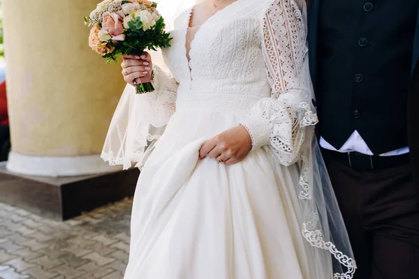 Een Van Russische Tradities Bruiloft Pasgetrouwden Ontmoeten Met Een Brood — Stockfoto