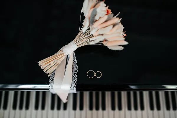 Jegygyűrűk Menyasszonyi Csokor Mellett Vannak — Stock Fotó