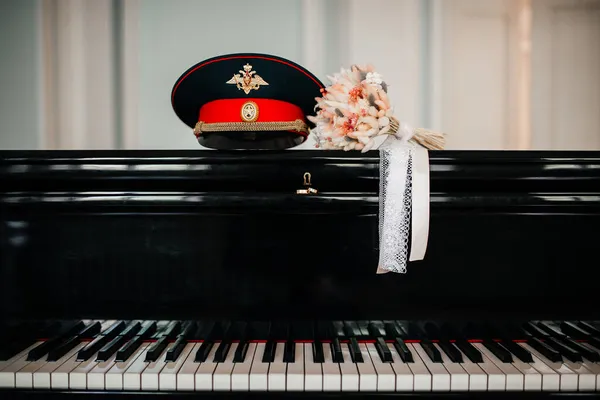 Anéis Casamento Estão Deitados Lado Buquê Noiva — Fotografia de Stock