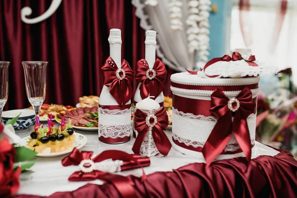 Gyönyörűen Megterített Asztal Egy Esküvői Bankett Finom Ételek Alkohol — Stock Fotó