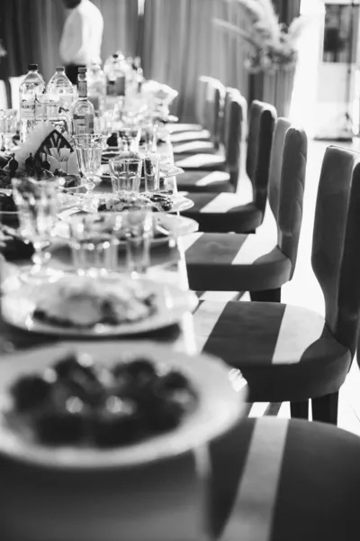 Mesa Belamente Definida Banquete Casamento Com Comida Deliciosa Álcool — Fotografia de Stock