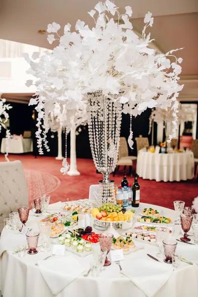 Mesa Belamente Definida Banquete Casamento Com Comida Deliciosa Álcool — Fotografia de Stock