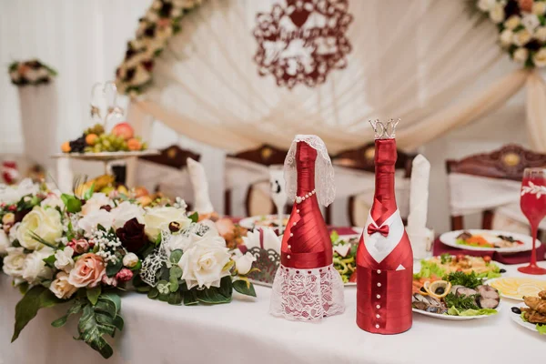 在婚宴上摆设精美的餐桌 盛满了美味佳肴和酒精 — 图库照片
