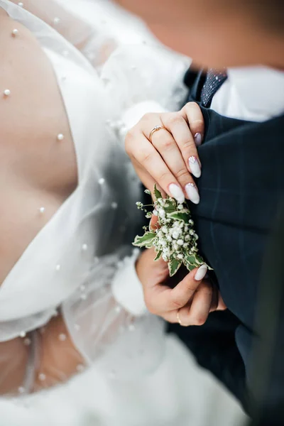 Uma Noiva Bonita Corrige Boutonniere Noivo — Fotografia de Stock