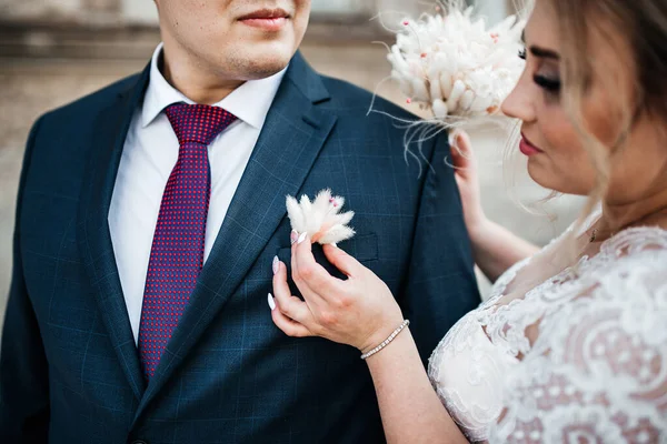 Een Mooie Bruid Corrigeert Bruidegom Boutonniere — Stockfoto