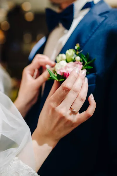 美しい花嫁は新郎のBoutonniereを修正します — ストック写真