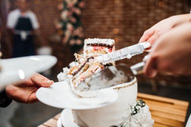 Gelin ve damat düğün pastasının ilk parçasını kestiler.