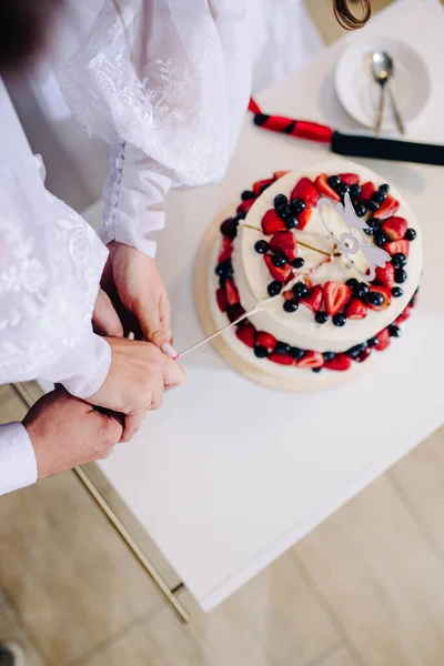 Невеста Жених Отрезали Первый Кусок Свадебного Торта — стоковое фото