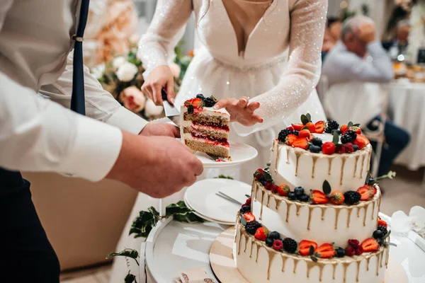 Menyasszony Vőlegény Felvágták Esküvői Torta Első Darabját Stock Kép