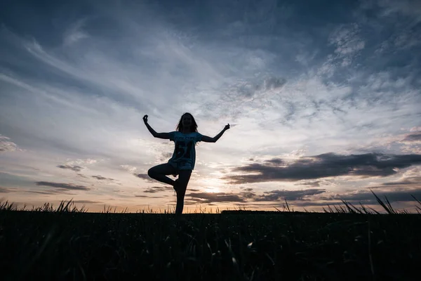 Silhouette Girl Meditating Field Sunset Background — Stock Photo, Image