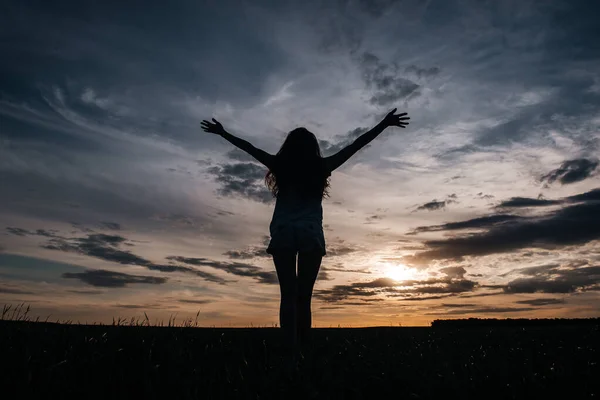 Silhouette Girl Standing Field Sunset Looking Distance — Stock Photo, Image
