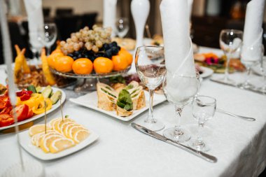 Nefis yemek ve alkolle dolu bir düğün ziyafetinde nefis bir sofra.