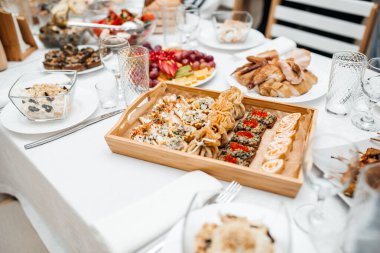 Nefis yemek ve alkolle dolu bir düğün ziyafetinde nefis bir sofra.