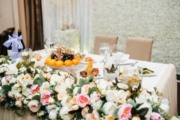 Gyönyörűen Megterített Asztal Egy Esküvői Bankett Finom Ételek Alkohol — Stock Fotó