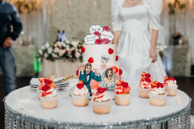 Orijinal dekoratif tasarımlı lezzetli düğün pastası.