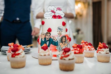 Orijinal dekoratif tasarımlı lezzetli düğün pastası.