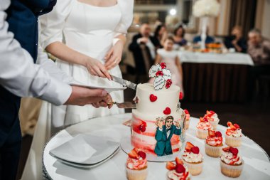 Orijinal dekoratif tasarımlı lezzetli düğün pastası.