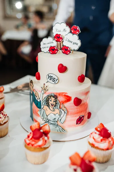 Orijinal dekoratif tasarımlı lezzetli düğün pastası.