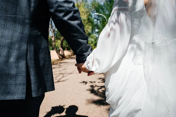 Jovem Casal Apaixonado Mãos Dadas Olhando Para Distância — Fotografia de Stock