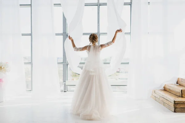 Beautiful Bride Magnificent Dress Throws Curtains — Fotografia de Stock