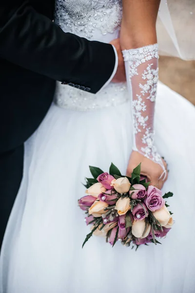 Menyasszony Tart Egy Gyönyörű Menyasszonyi Csokor — Stock Fotó