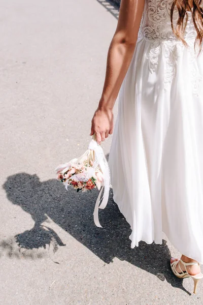 Noiva Detém Lindo Buquê Casamento — Fotografia de Stock