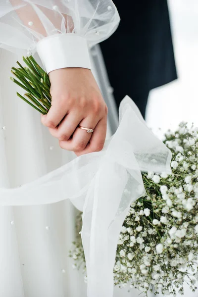 Невеста Держит Руках Красивый Свадебный Букет — стоковое фото