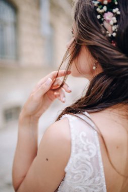 Güzel bir gelin nazikçe elini okşar.