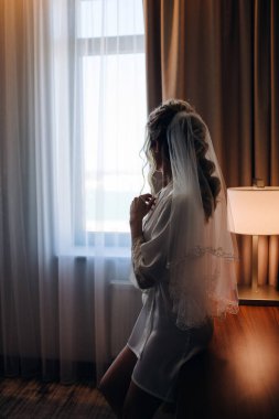 Güzel bir gelin nazikçe elini okşar.