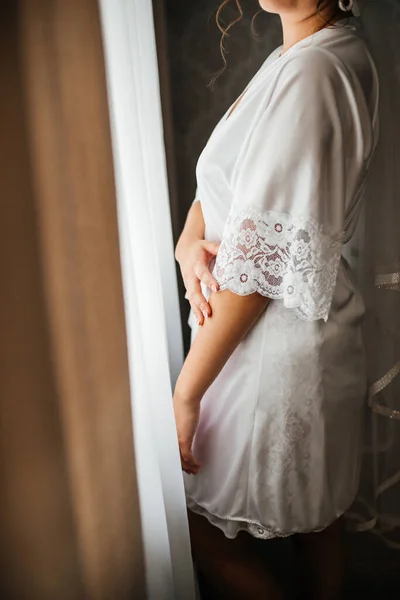 Eine Schöne Braut Streicht Sanft Über Ihre Hand — Stockfoto