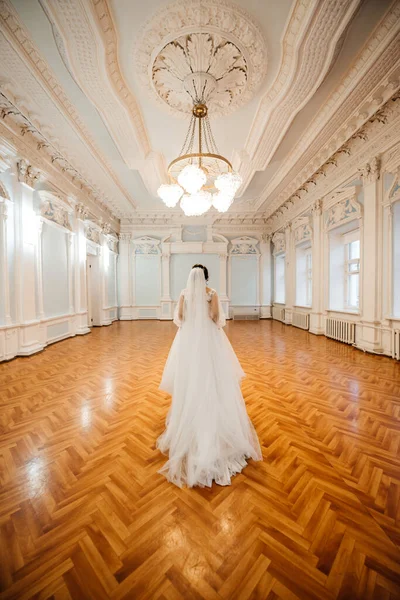 Beautiful Bride Lush Dress Spinning Running — Stockfoto