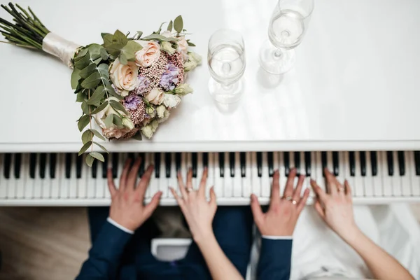Wedding Bride Groom Play Piano Together — Stok fotoğraf