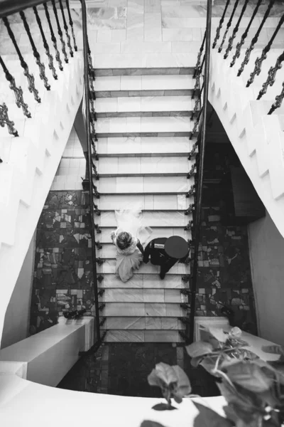 Young Bride Groom Descend Stairs Mansion — Fotografia de Stock