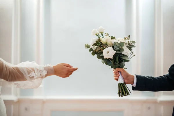 Wedding Bride Reaches Bouquet Held Groom — Fotografia de Stock