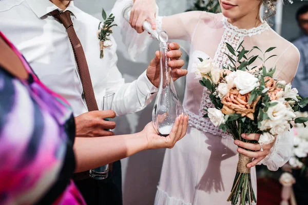 Bröllop Traditionerna Att Hälla Flerfärgad Sand Ett Fartyg — Stockfoto