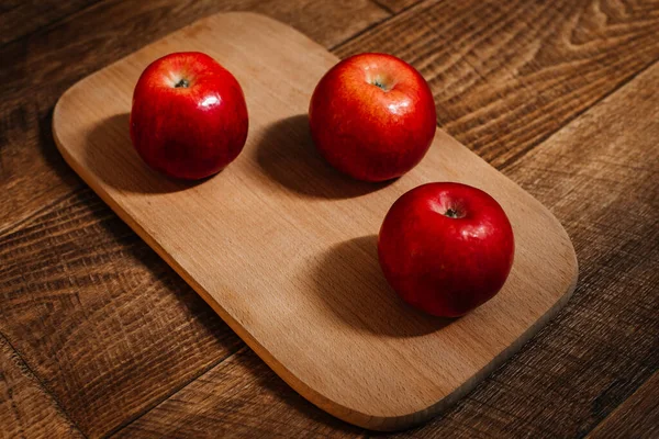 Juicy Red Apples Wooden Chopping Board — Stock Photo, Image