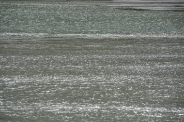 Dağ nehrinin güzel mavi nehir arkaplanı