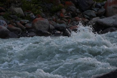 Dağ nehrinin güzel mavi nehir arkaplanı