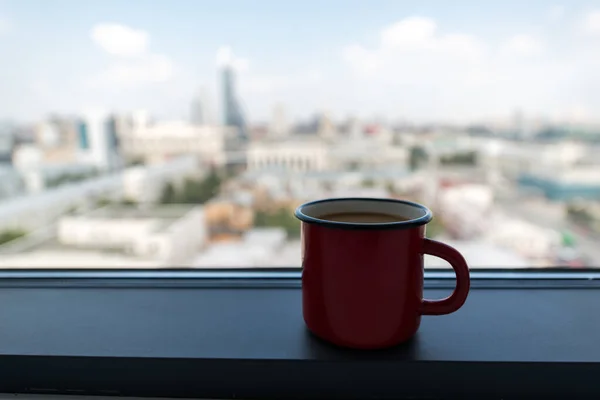 Kırmızı Bir Kahve Fincanı Pencerenin Kenarında Duruyor Yekaterinburg Manzaralı — Stok fotoğraf