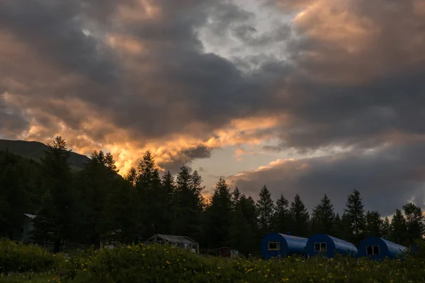 Eldiga Moln Vid Solnedgången Altai Bergen — Stockfoto