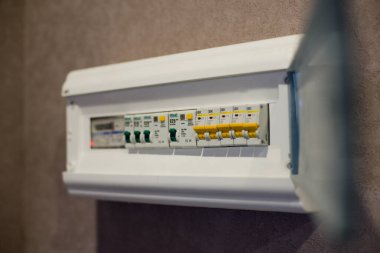 Güzel bir onarımdan sonra iç kısımda elektrik prizleri kurulumu
