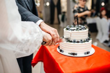 Meyvelerle süslenmiş güzel ve tatlı düğün pastası.