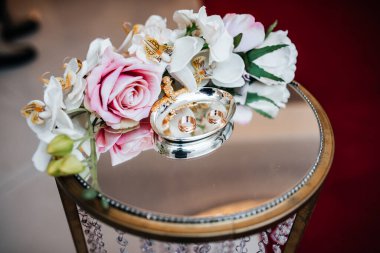 Altın alyanslar güzel bir kompozisyonda.